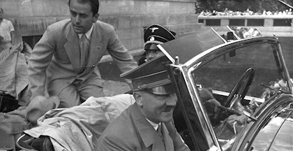 Historisk fotografi af Albert Speer og Adolf Hitler i en bil den 16. september 1937