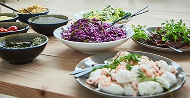 Væveriets dele-retter serveret på et langbord