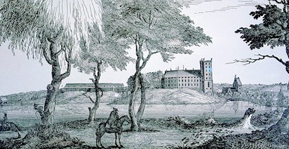 Kobberstik fra 1749, der viser, hvordan Koldinghus så ud fra Frederik 5.'s rundrejse. Lavet af den unge kaptajnløjtnant P. I. Grøndvold, og kobberstikket her viser vogntoget på vej op mod indkørslen til Staldgården.