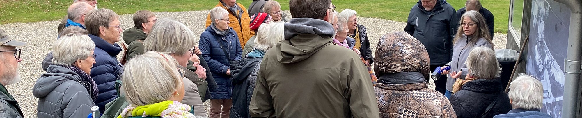 Fredagshøjskolen, der får en guidet rundtur på Rebildcenteret (18. november 2022)