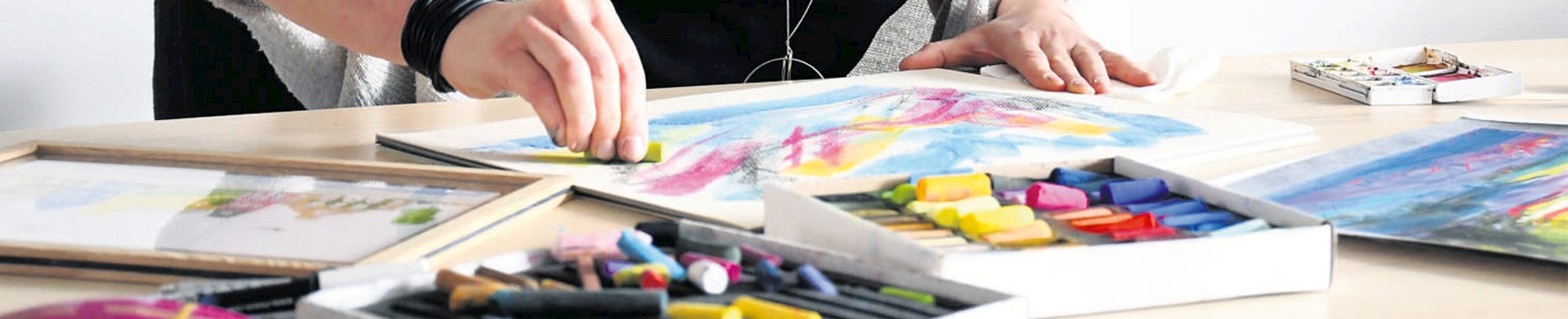 Justina Starostka med pastelmaleri