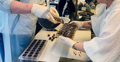Kursister, der hælder chokolade ned i forme