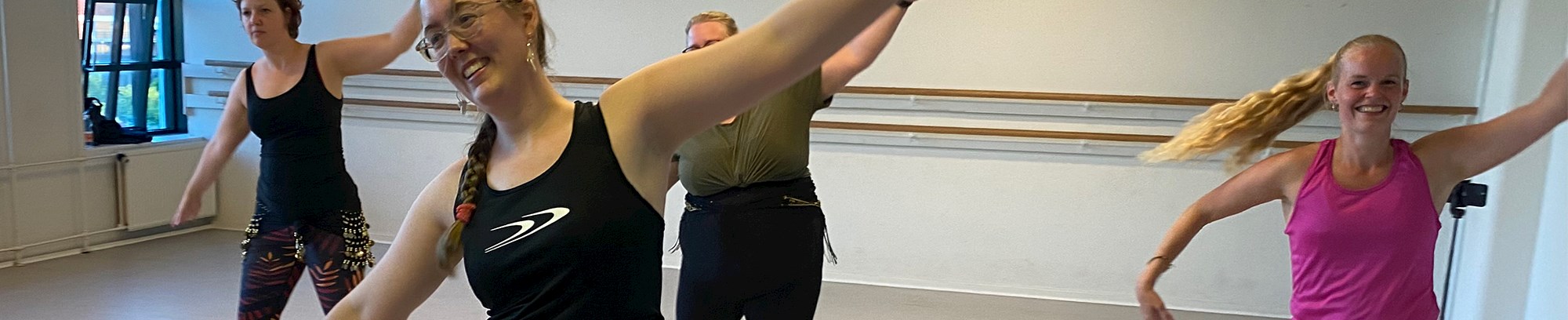 Amanda Bro der danser mavedans med hendes kursister i FOF's lokale i Kolding