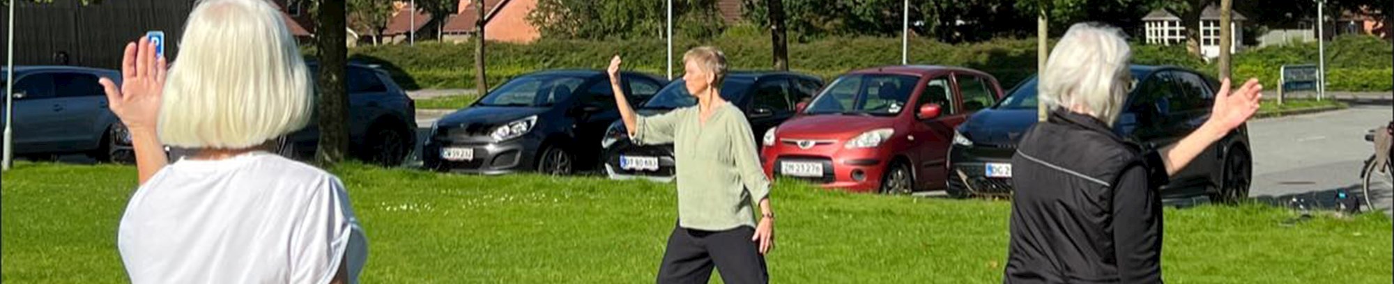 Christina Håkansson der underviser kursister i udendørs Qi Gong i Brørup