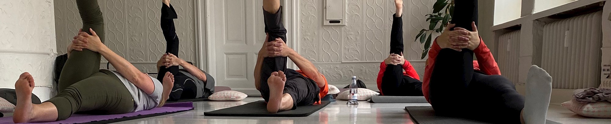 Kursister der laver yoga øvelser i Henriettes lokaler i Tønder