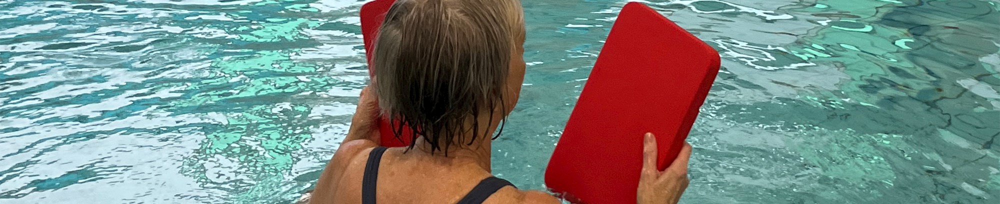 Kursist i vand - med røde skumklodser