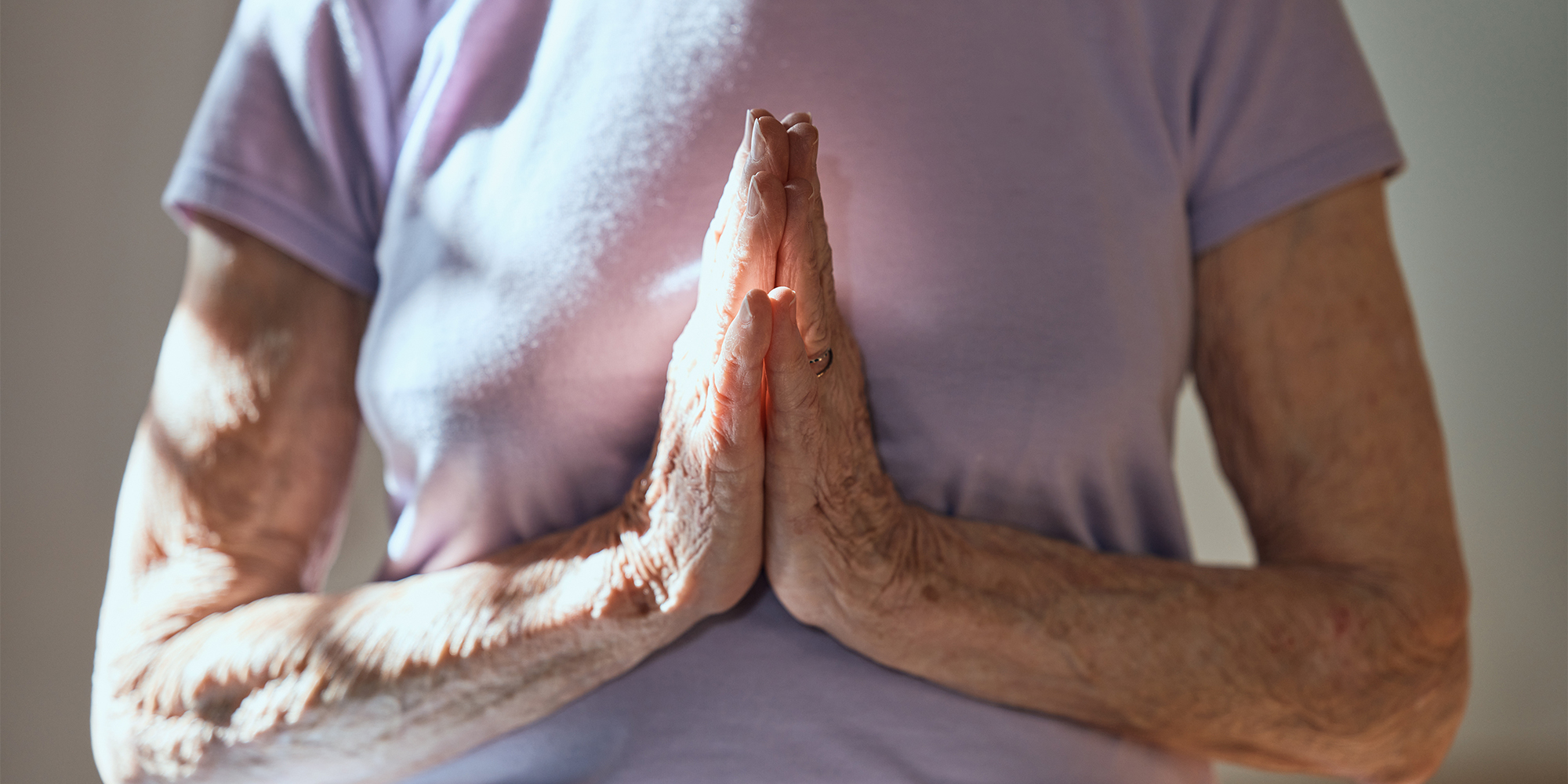 Senior dame der laver en yoga-øvelse