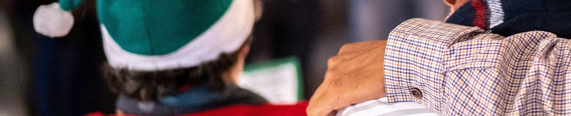 Kursister der synger fællessang med julehatte på