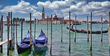 Gondola på kanal i Venedig i Italien