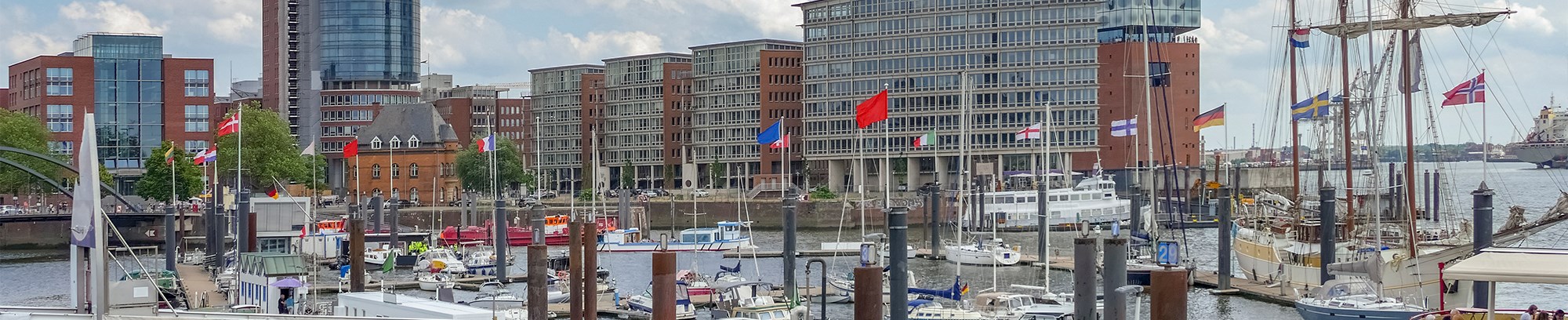 Hamburgs bådhavn med Elbphilharmonien i baggrunden