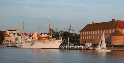Sønderborg Slot med kongeskibet Dannebrog 2022