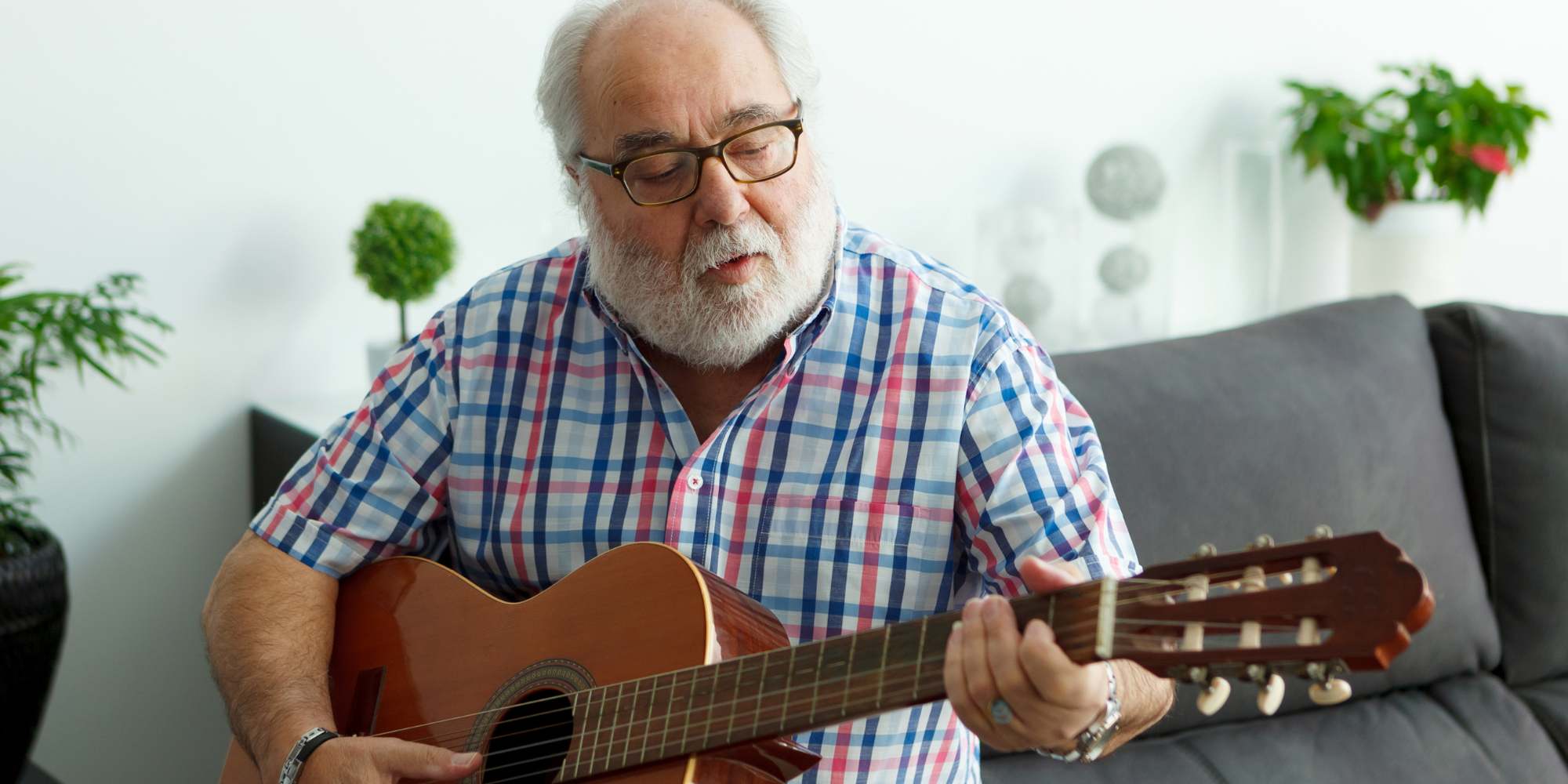 Ældre mand spiller guitar