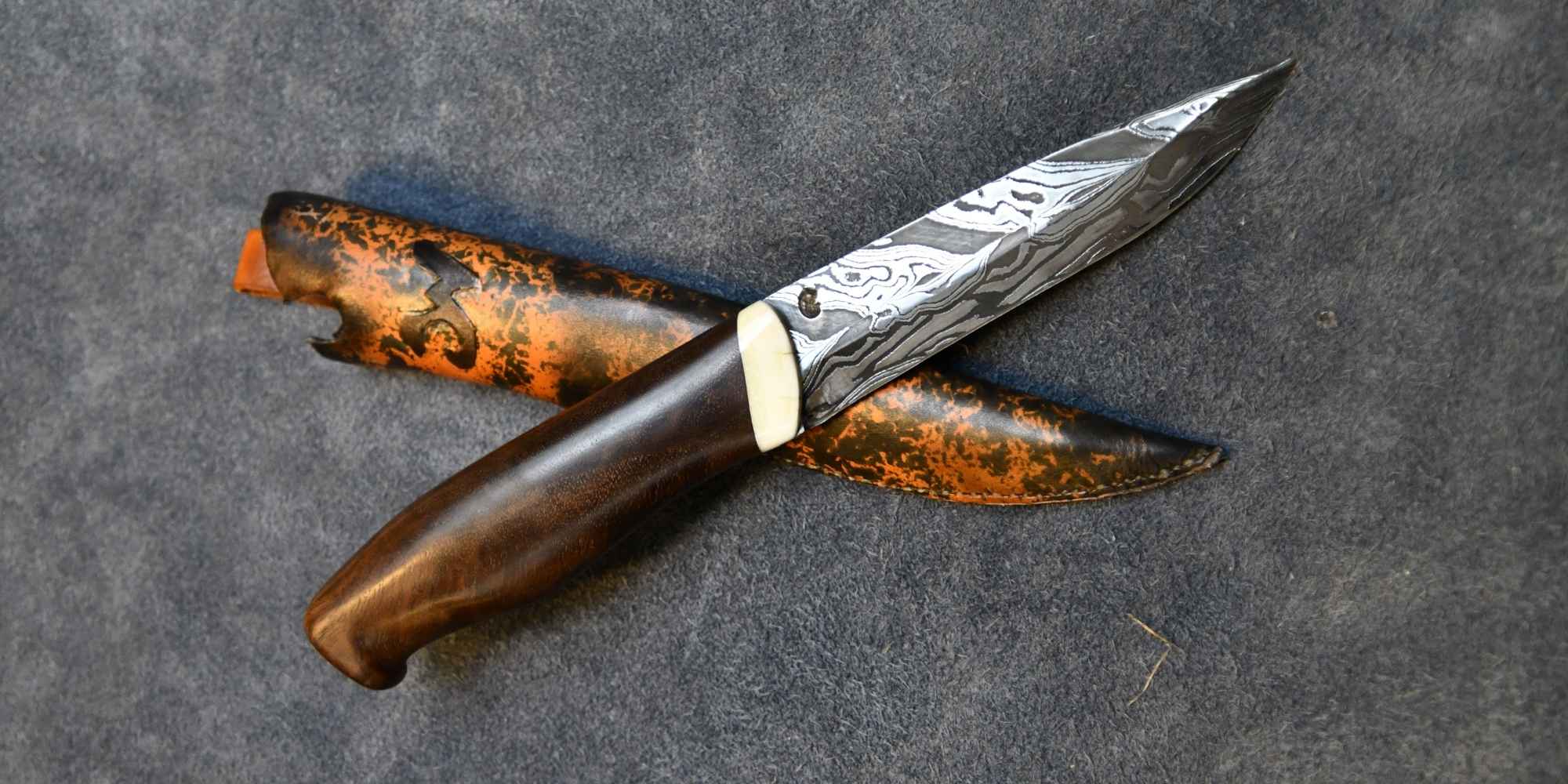 Kniv og skede lavet af Mikael Hansen