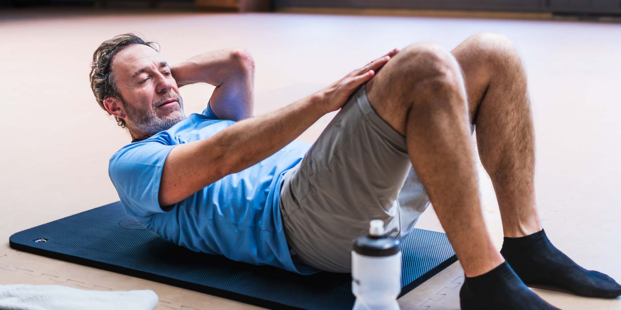 mand der dyrker yoga