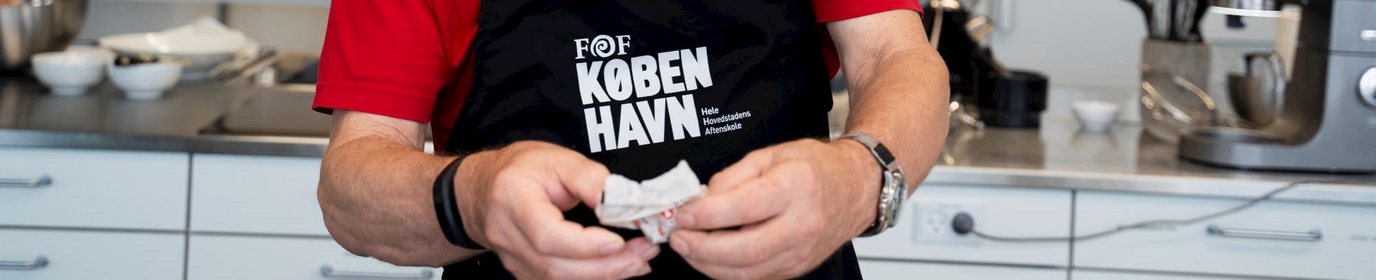 Mandlig kursist laver mad