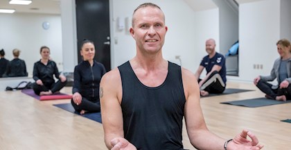 Yoga for begyndere - Gavin Rutherford - FOF Vest