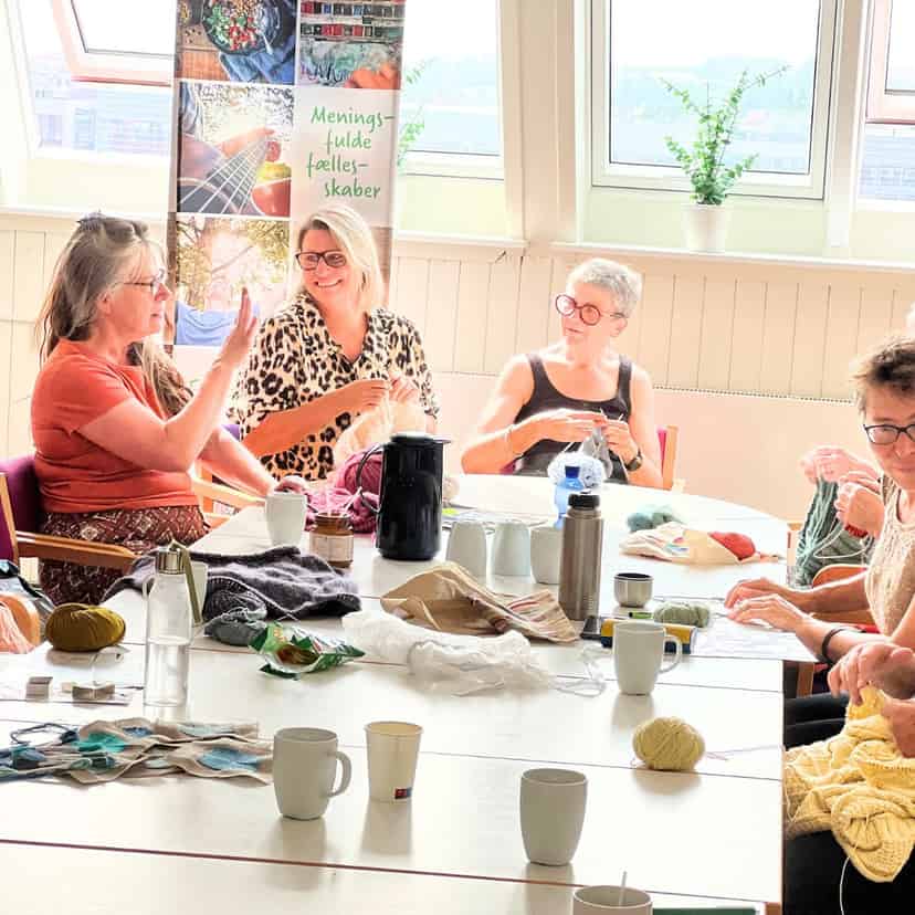 Kursister hygger til garncafé hos FOF Sønderjylland