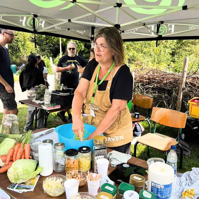 Underviser Mette demonstrerer fermentering hos FOF Sønderjylland