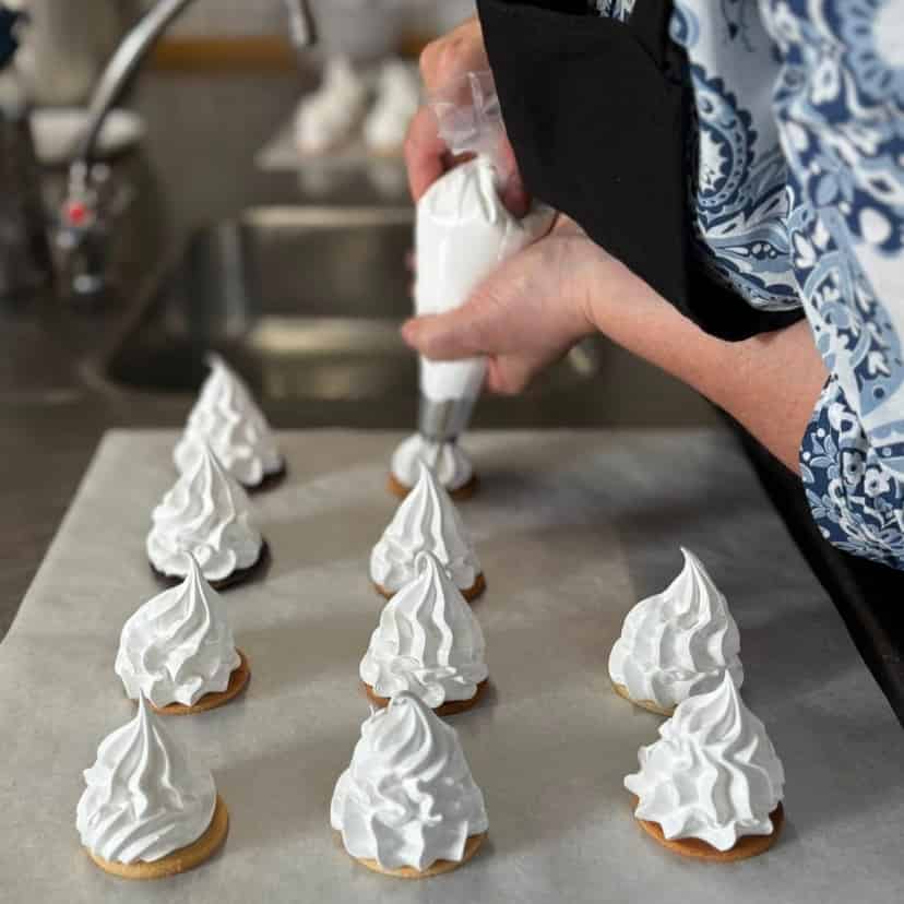 Kursist der piber flødeskum ud på makronbunde til hjemmelavede flødeboller