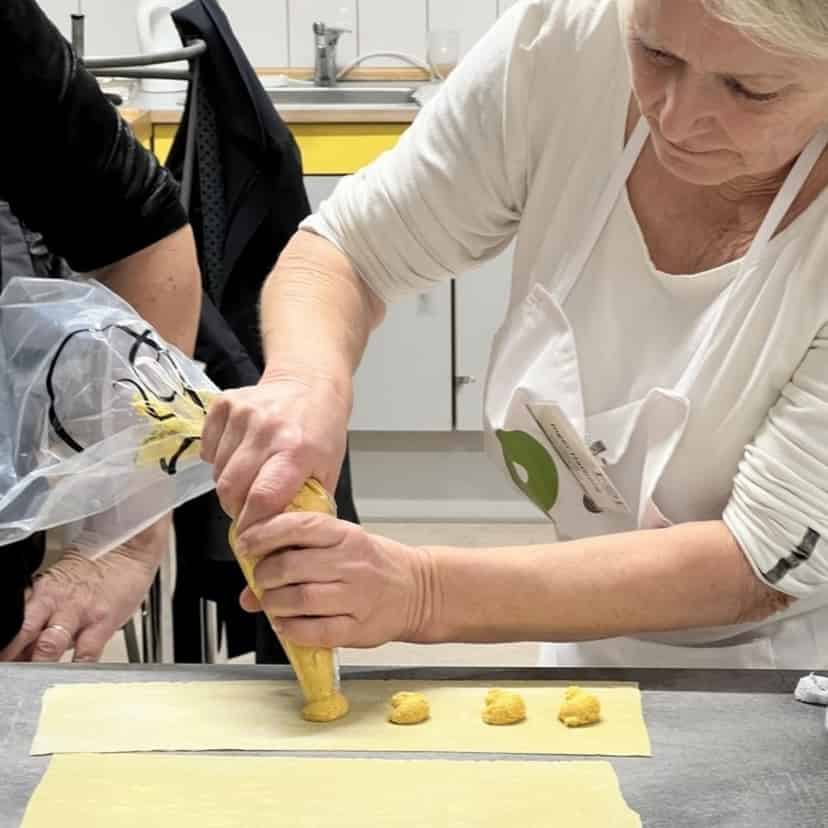 Inger Harborg der piber raviolifyld ud på hjemmelavet italiensk æggepasta