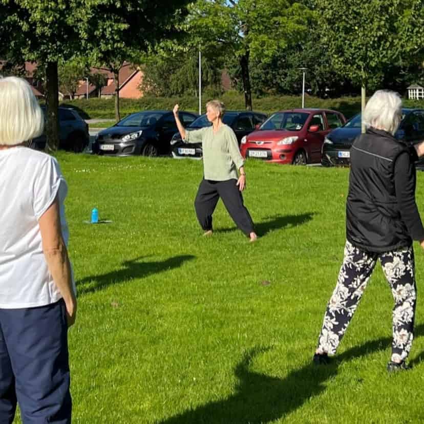 Christinna Håkansson der underviser kursister i Qi Gong ude i naturen