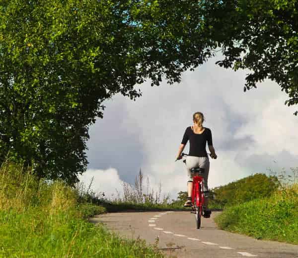 kvinde cykler