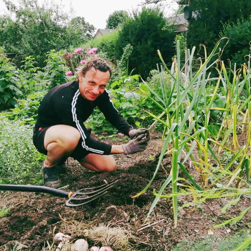 Per Kring i køkkenhaven med grøntsager