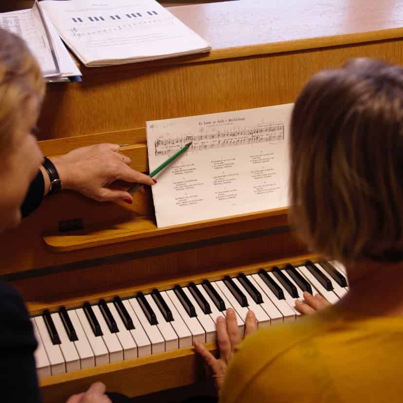 Deltager spiller klaver til klaverundervisning i FOF.