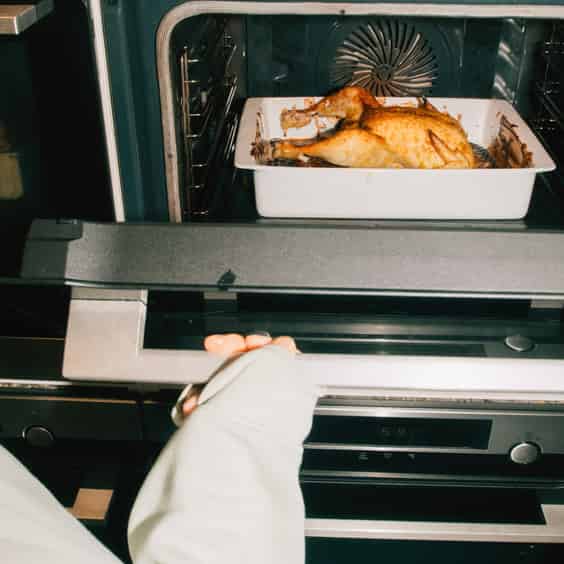 Kursist tilbereder kylling på madkursus