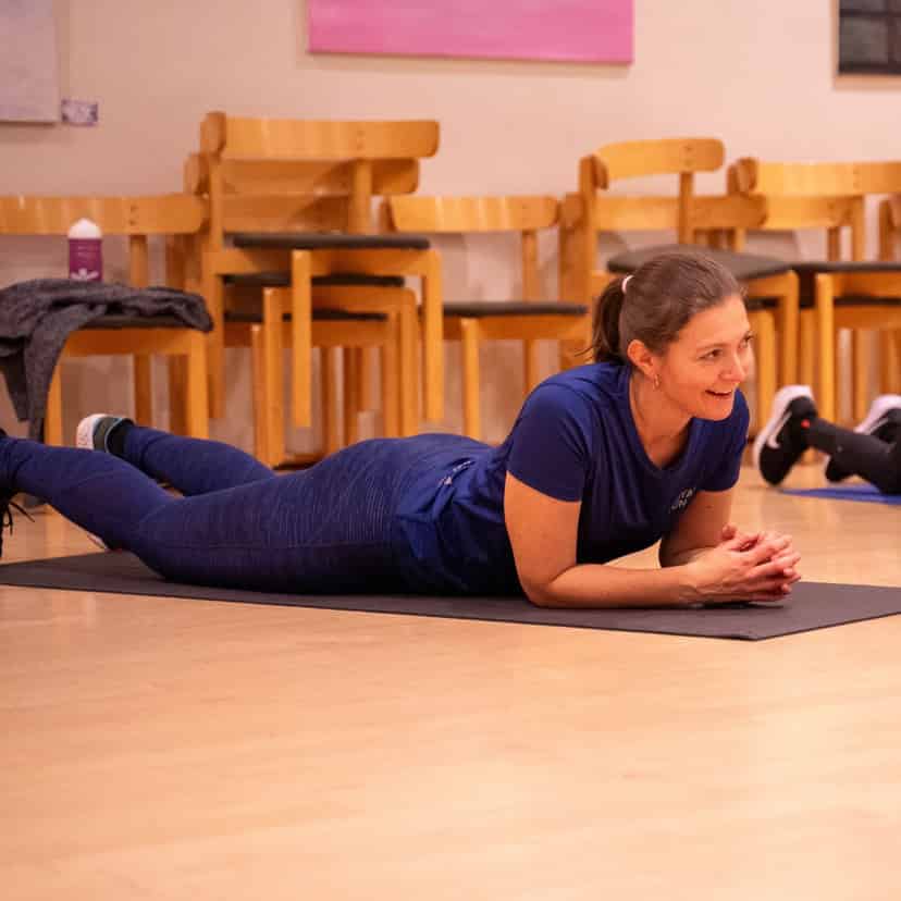 Torsdagstræning - funktioneltræning i Sorø. Deltager laver øvelse på gulvet.
