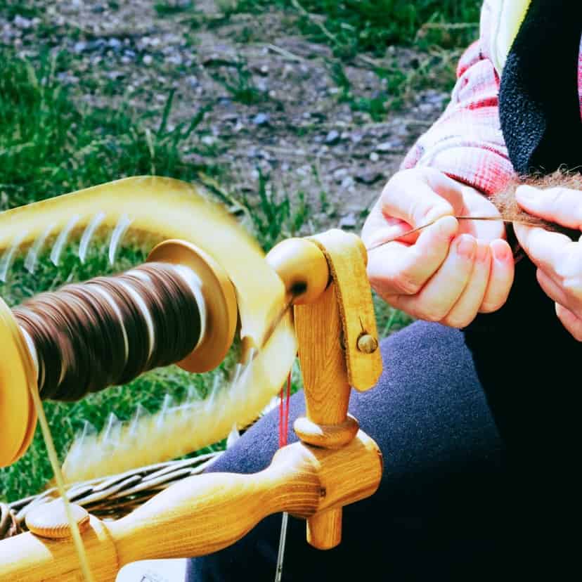 Underviser tvinder garn