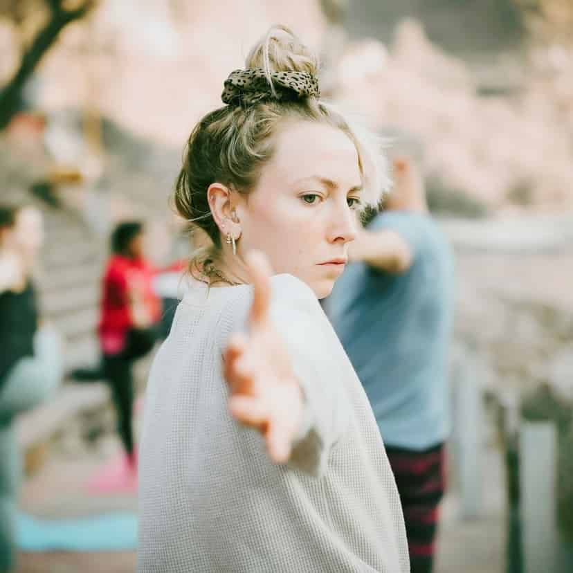 Kursist dyrker Qi Gong hos FOF Sønderjylland