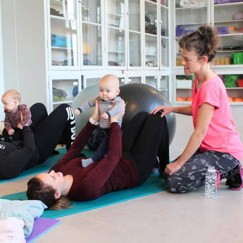 Træning med mor og baby til efterfødselstræning i Slagelse.