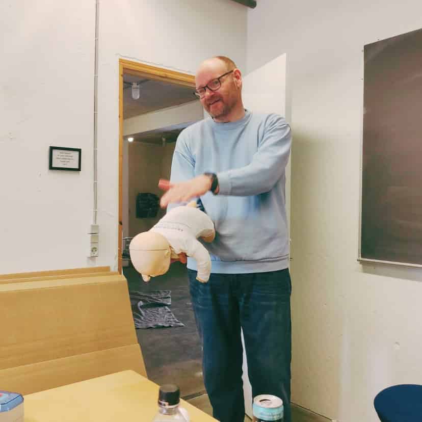 Henrik Mamsen viser førstehjælp til børn - hos FOF i Randers