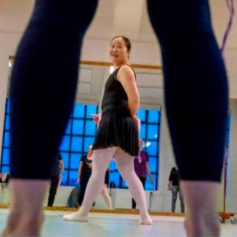Ying Chen der underviser sine kursister i balletlignende motion i Kolding