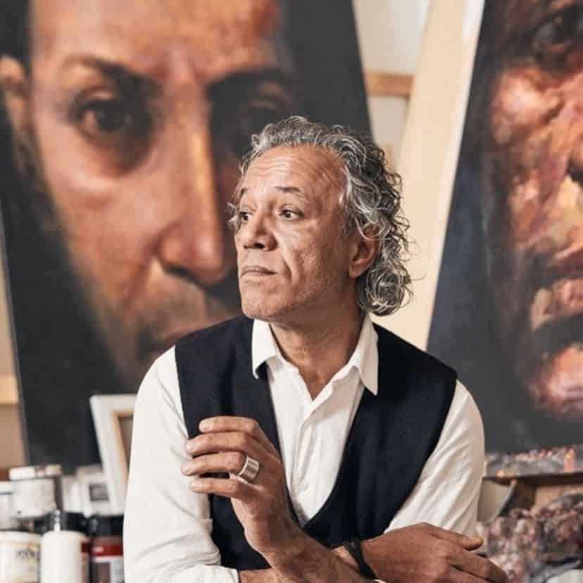 Den internationalt berømte kunster, Adam Gabriel, foran hans portrætmalerier i hans atelier