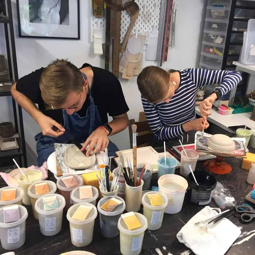 Kursister der arbejder på deres keramik værker i Lene Birgitte Knudsens værksted