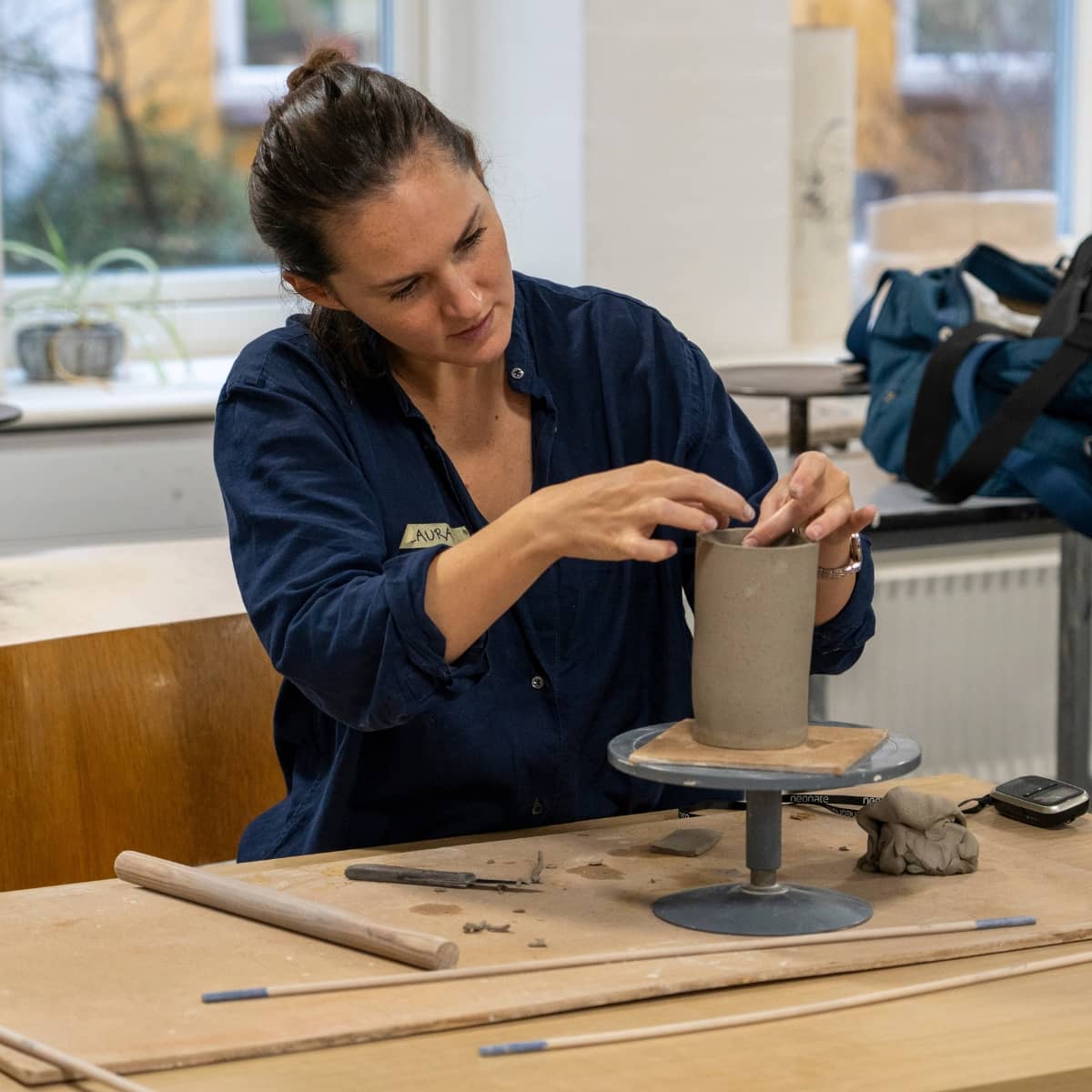 Kursist på keramikkursus i FOF Aarhus
