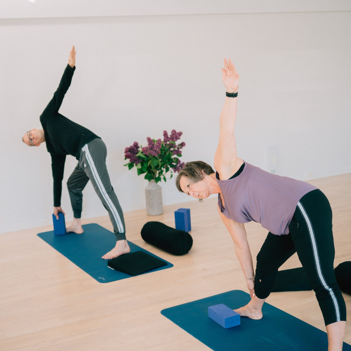 Kvinde og mand dyrker yoga hos FOF Herning