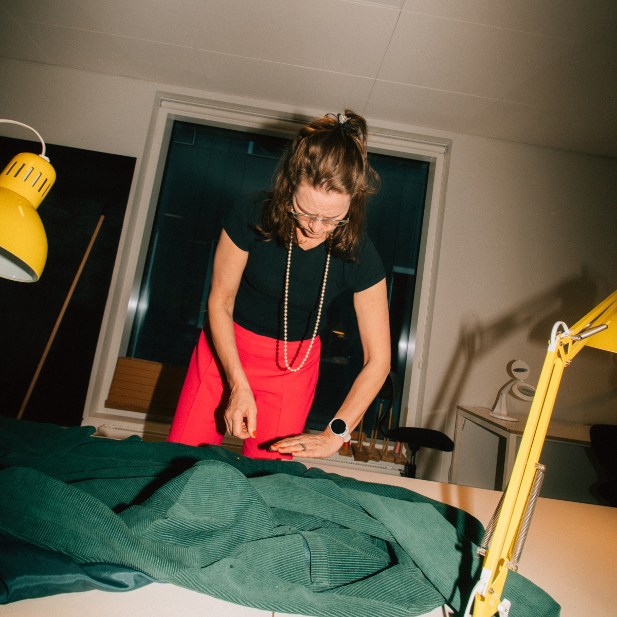 Kvinde klipper mønster til syning hos FOF Herning