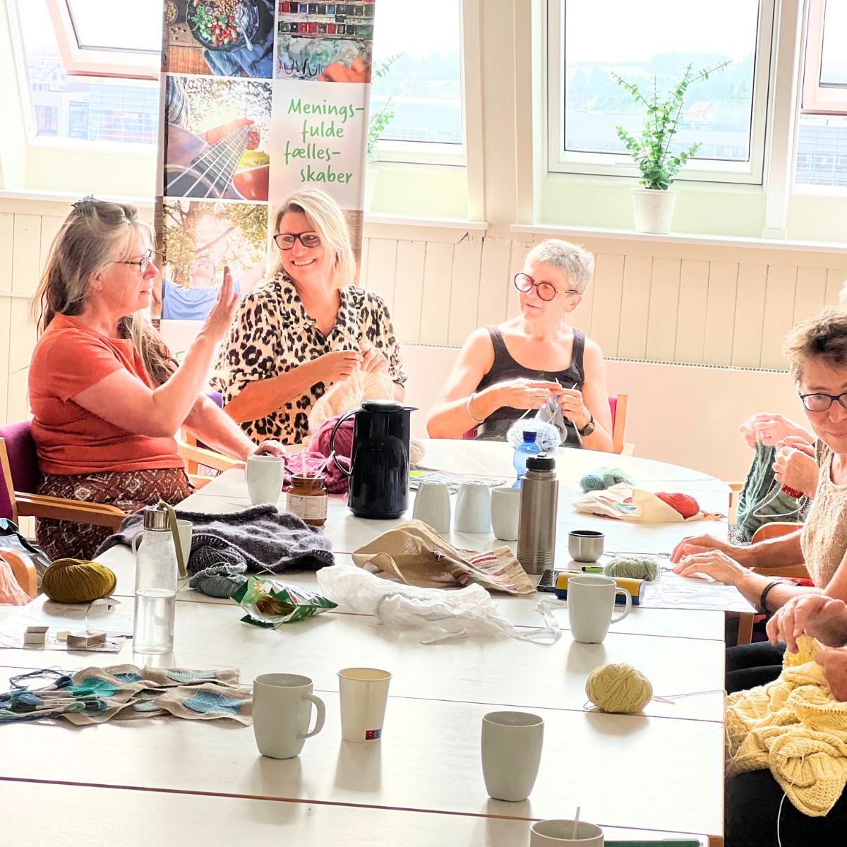 Kursister hygger til garncafé hos FOF Sønderjylland