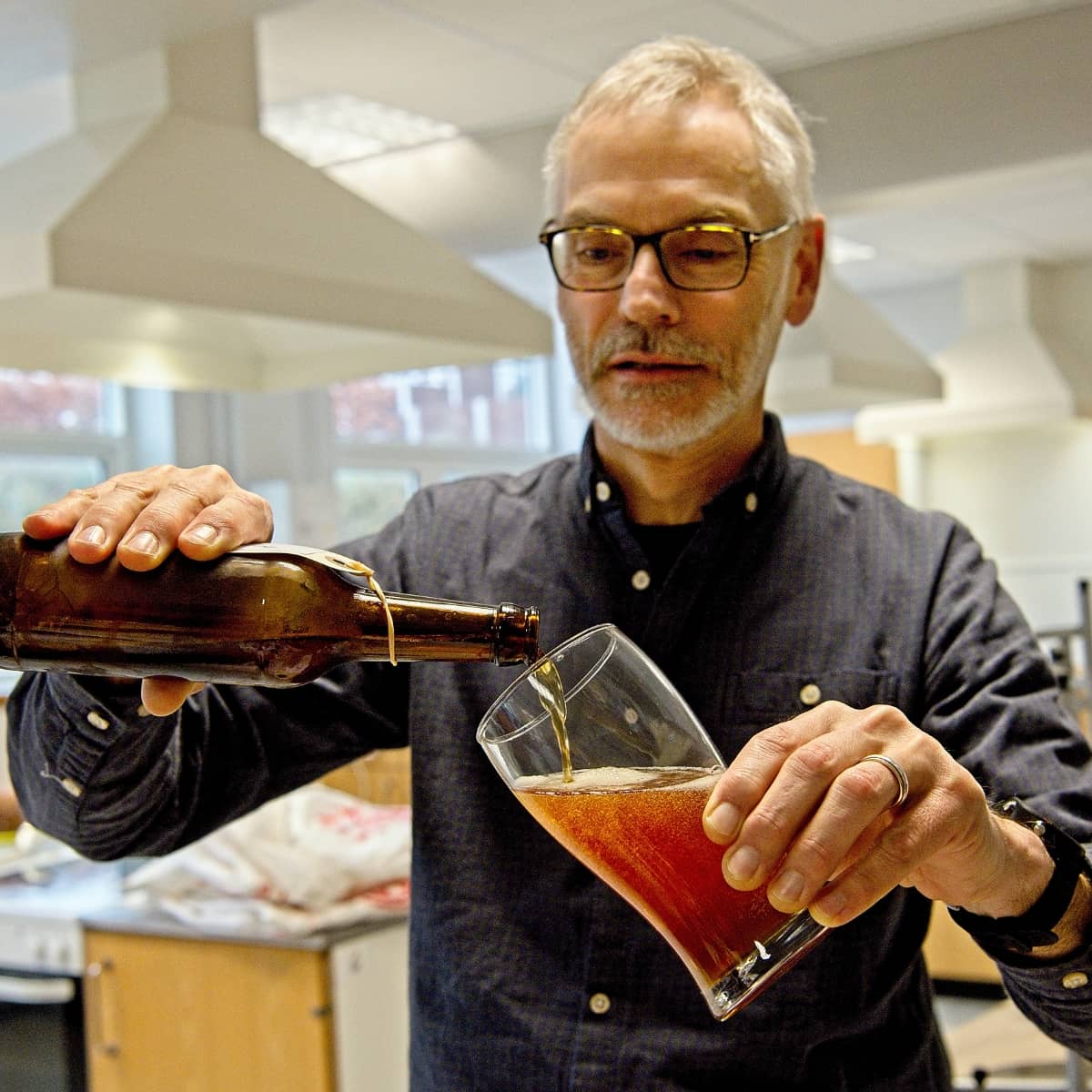 Kursist på kursus i Ølbrygning i FOF Aarhus