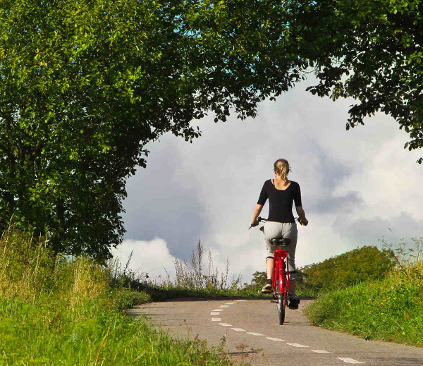 kvinde cykler