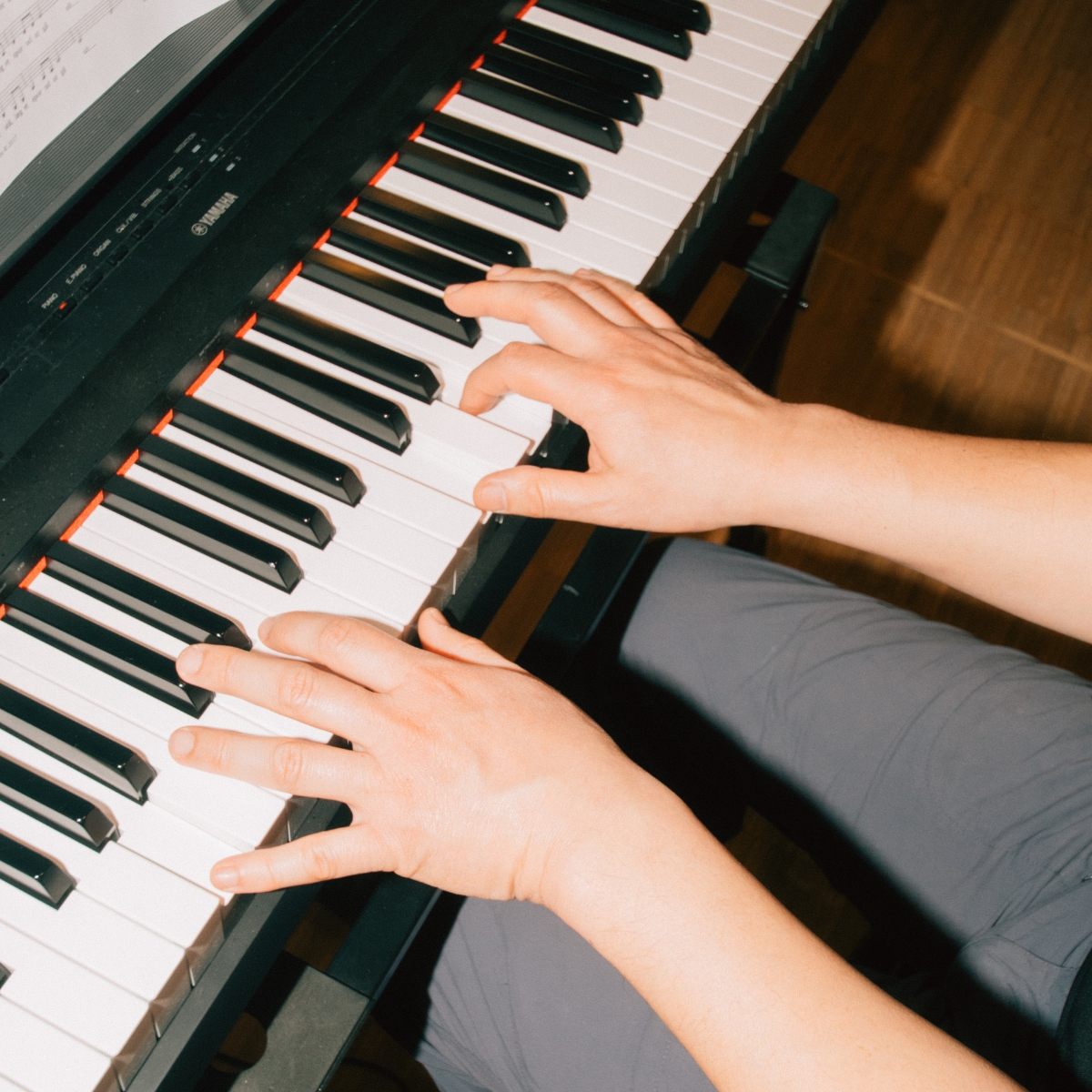 Mand går til klaver hos FOF Herning