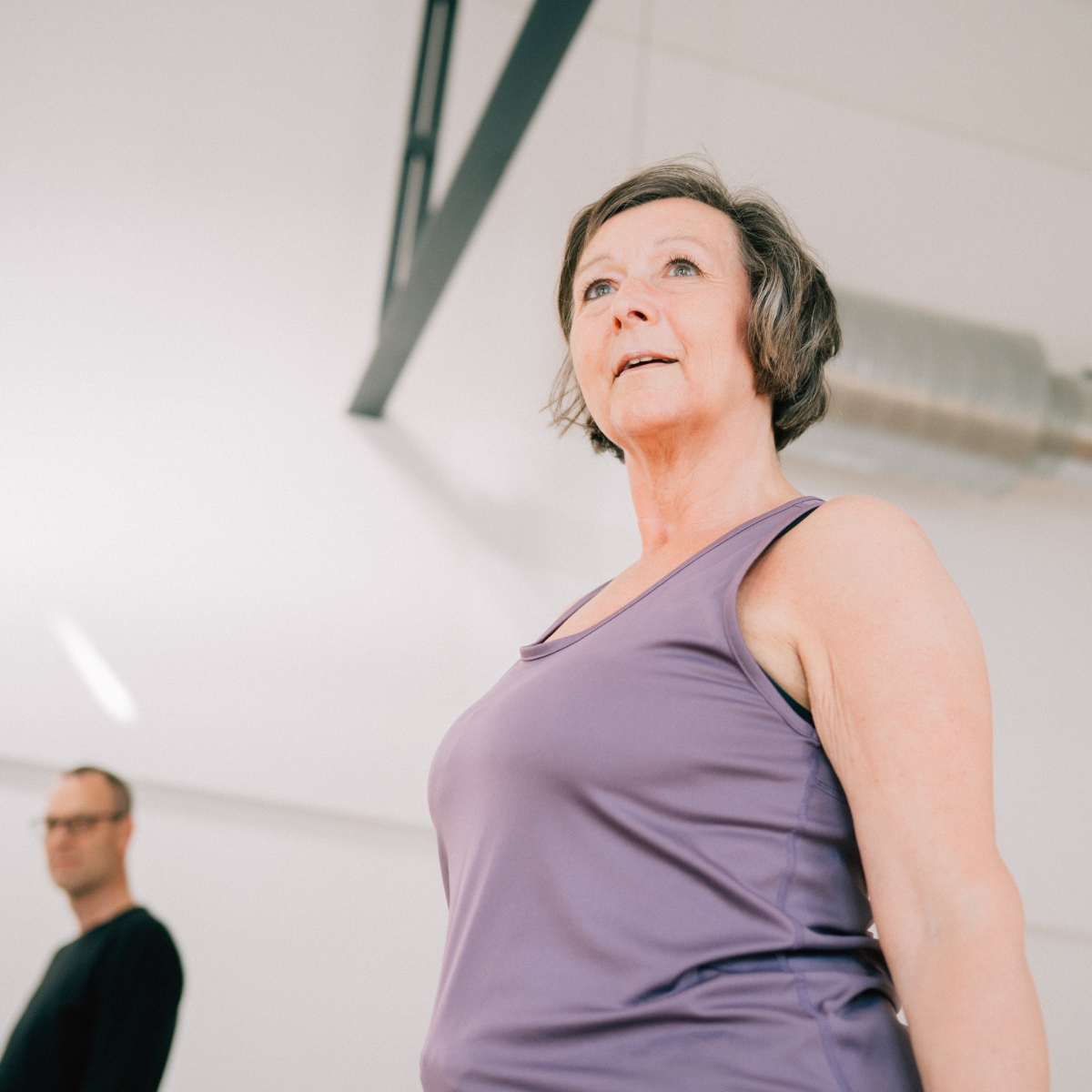 Kvinde dyrker yoga hos FOF Herning