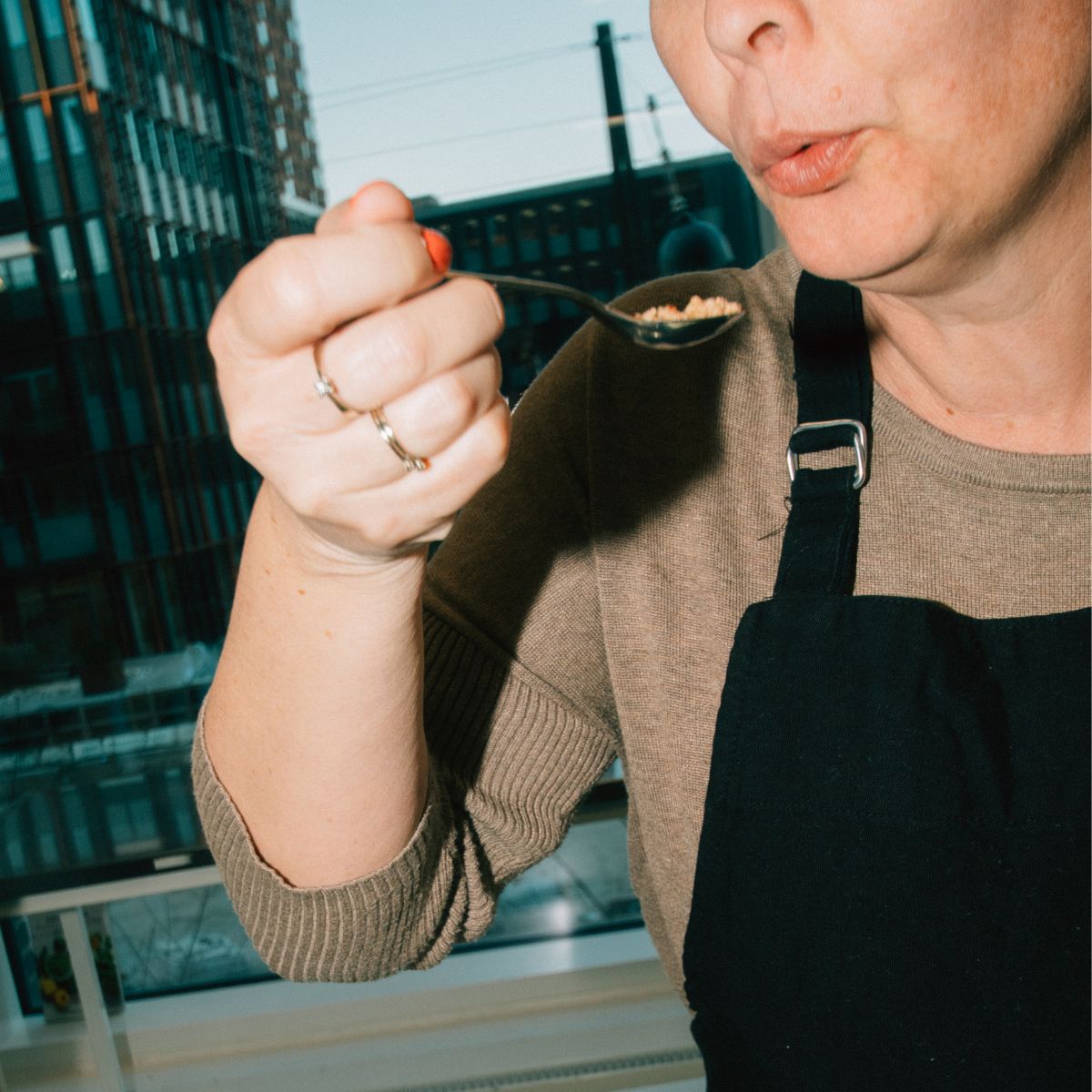 Kursist smager på maden på et madlavningskursus hos FOF København og Nordsjælland