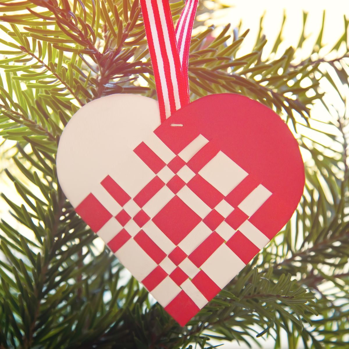 Flettet julehjerte fra julekursus i FOF.