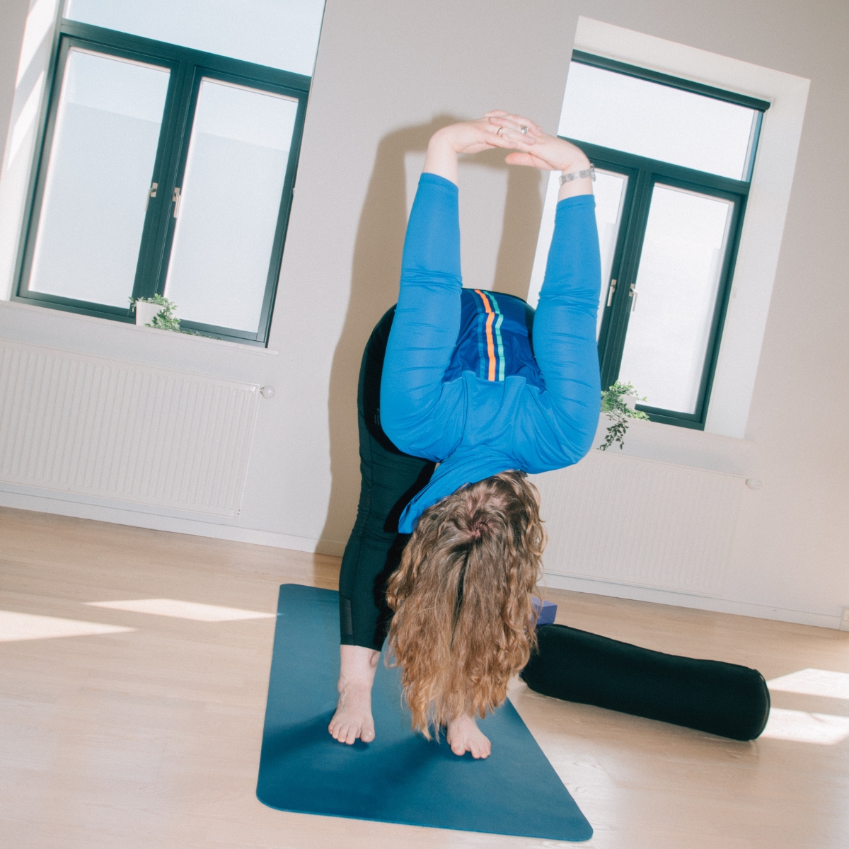 Kvinde dyrker yoga hos FOF Herning