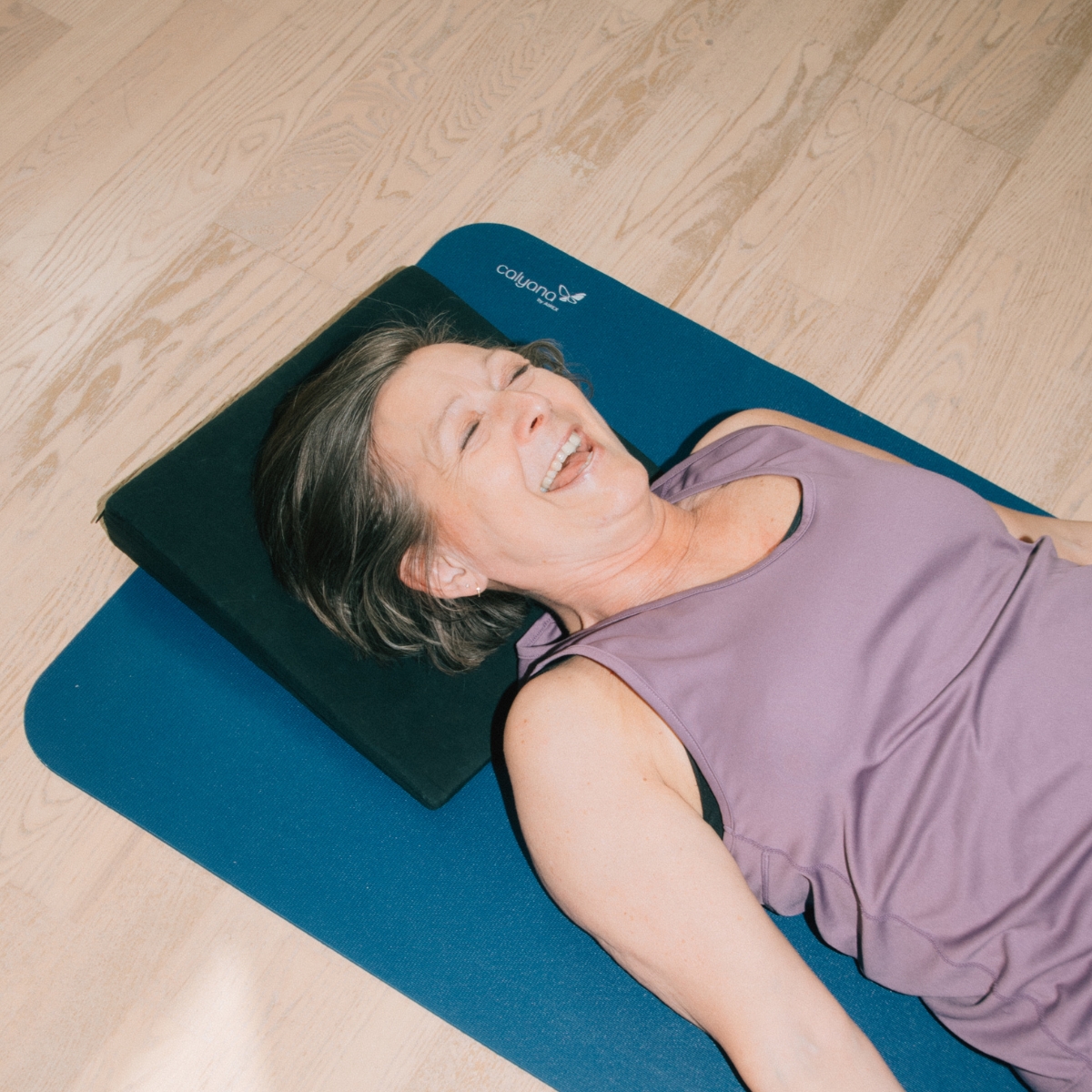 Kursist dyrker yoga hos FOF København og Nordsjælland