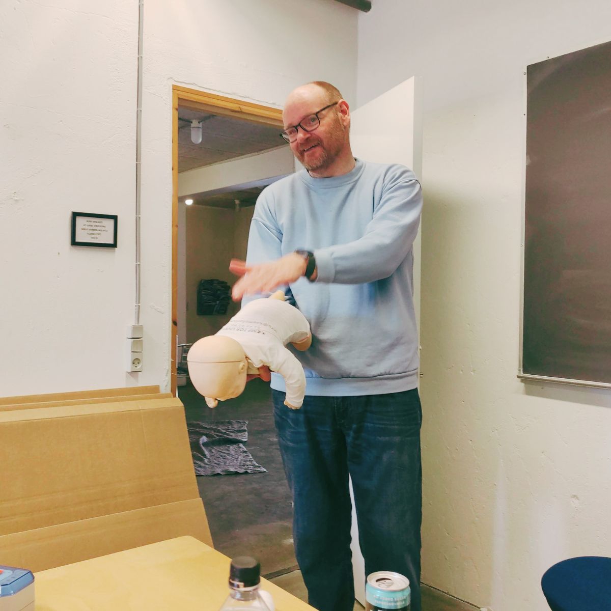 Henrik Mamsen viser førstehjælp til børn - hos FOF i Randers